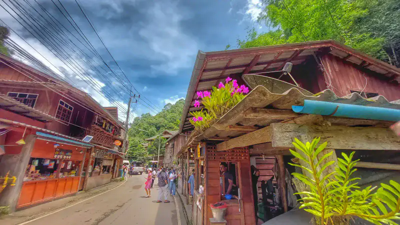 ภูเขาสลับชั้นท่ามกลางหมอก — หมู่บ้านแม่กำปอง Mae Kampong Village เชียงใหม่ ประเทศไทย