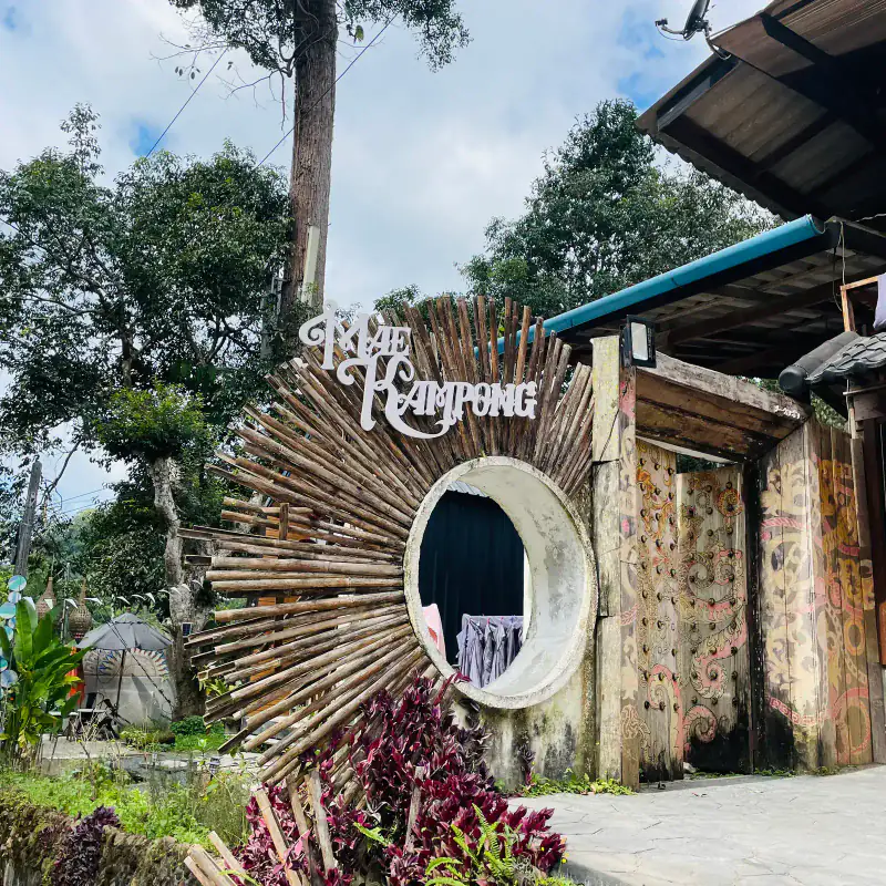 พระอาทิตย์ขึ้นเหนือหุบเขา — หมู่บ้านแม่กำปอง Mae Kampong Village เชียงใหม่ ประเทศไทย